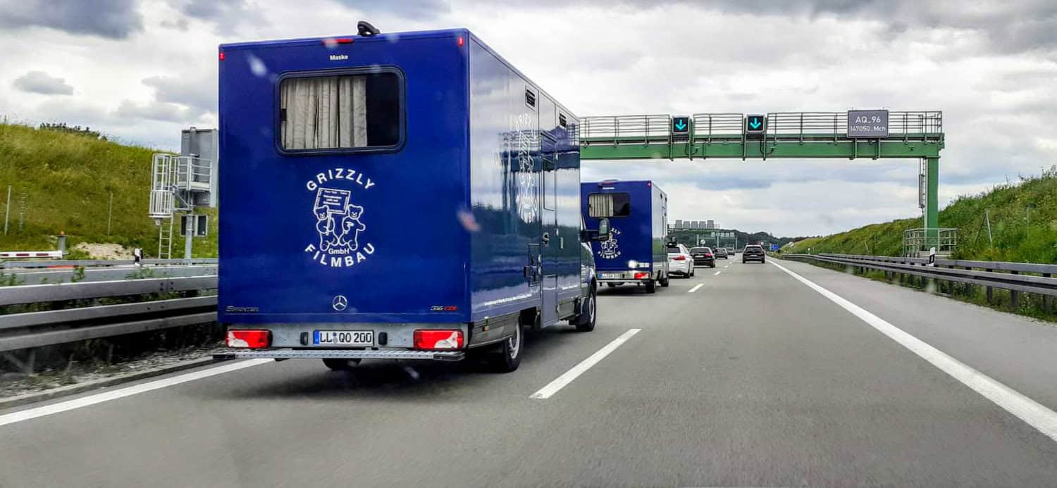 GRIZZLY Filmbau GmbH - Mietfahrzeuge & Kulissenbau für Film & TV. Maskenmobil, Garderobenmobil, SET-AL Aufnahmeleitung, Aufenthaltsmobil, Stromerzeuger, Sprinter für Film und TV Produktionen.