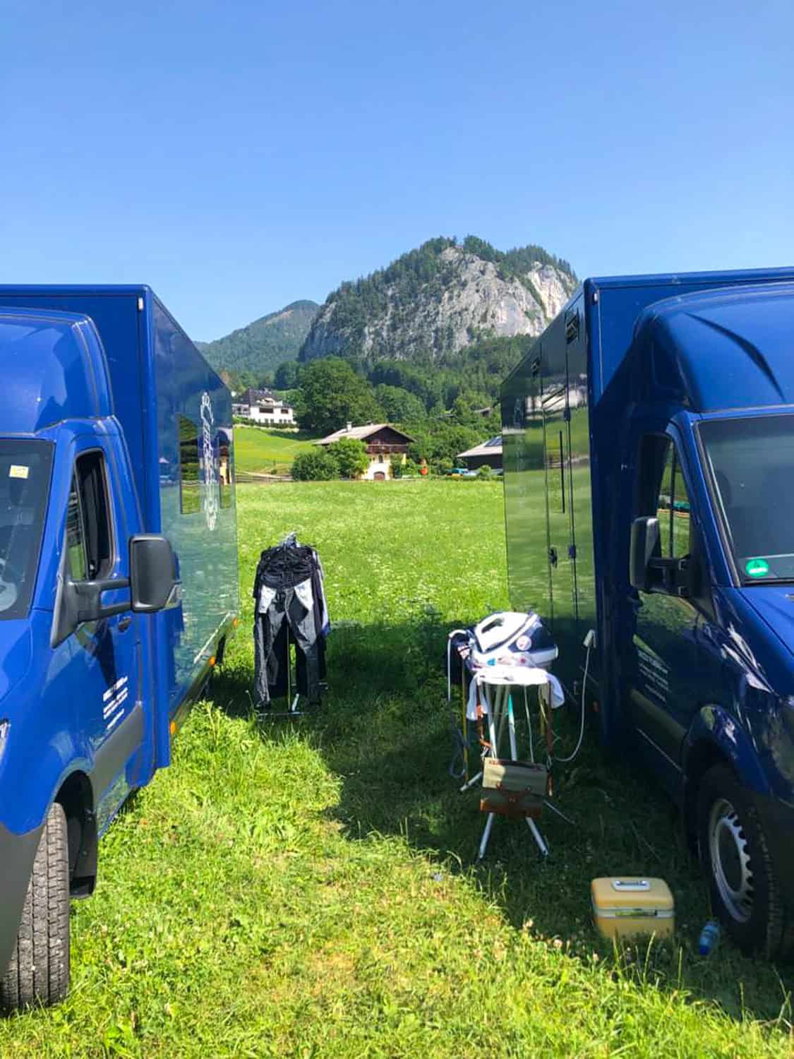 GRIZZLY Filmbau GmbH - Mietfahrzeuge & Kulissenbau für Film & TV. Maskenmobil, Garderobenmobil, SET-AL Aufnahmeleitung, Aufenthaltsmobil, Stromerzeuger, Sprinter für Film und TV Produktionen.