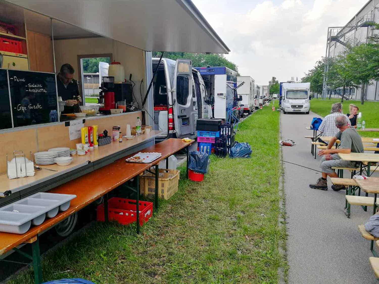 GRIZZLY Filmbau GmbH - Mietfahrzeuge & Kulissenbau für Film & TV. Maskenmobil, Garderobenmobil, SET-AL Aufnahmeleitung, Aufenthaltsmobil, Stromerzeuger, Sprinter für Film und TV Produktionen.