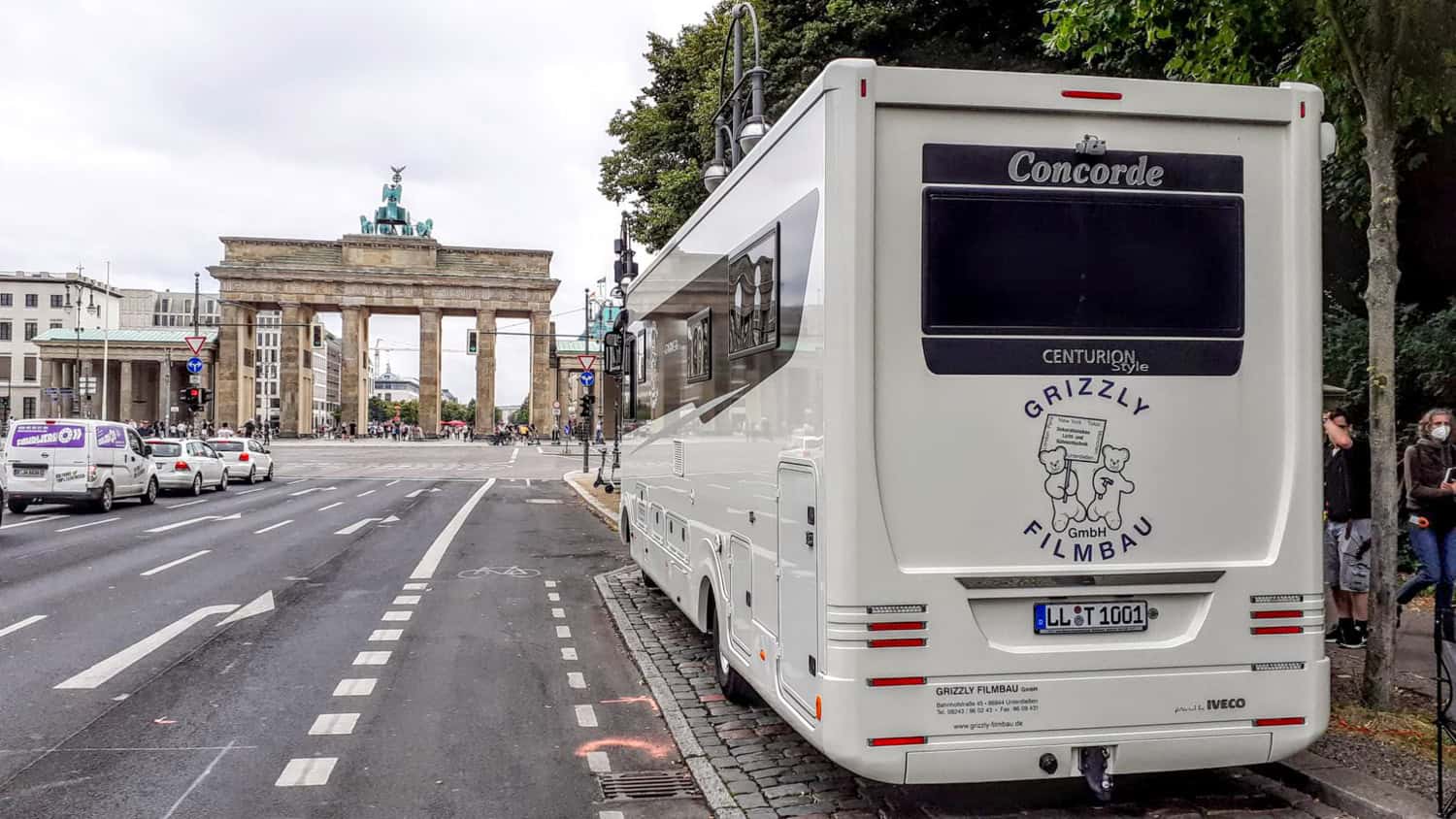 GRIZZLY Filmbau GmbH - Mietfahrzeuge & Kulissenbau für Film & TV. Maskenmobil, Garderobenmobil, SET-AL Aufnahmeleitung, Aufenthaltsmobil, Stromerzeuger, Sprinter für Film und TV Produktionen.