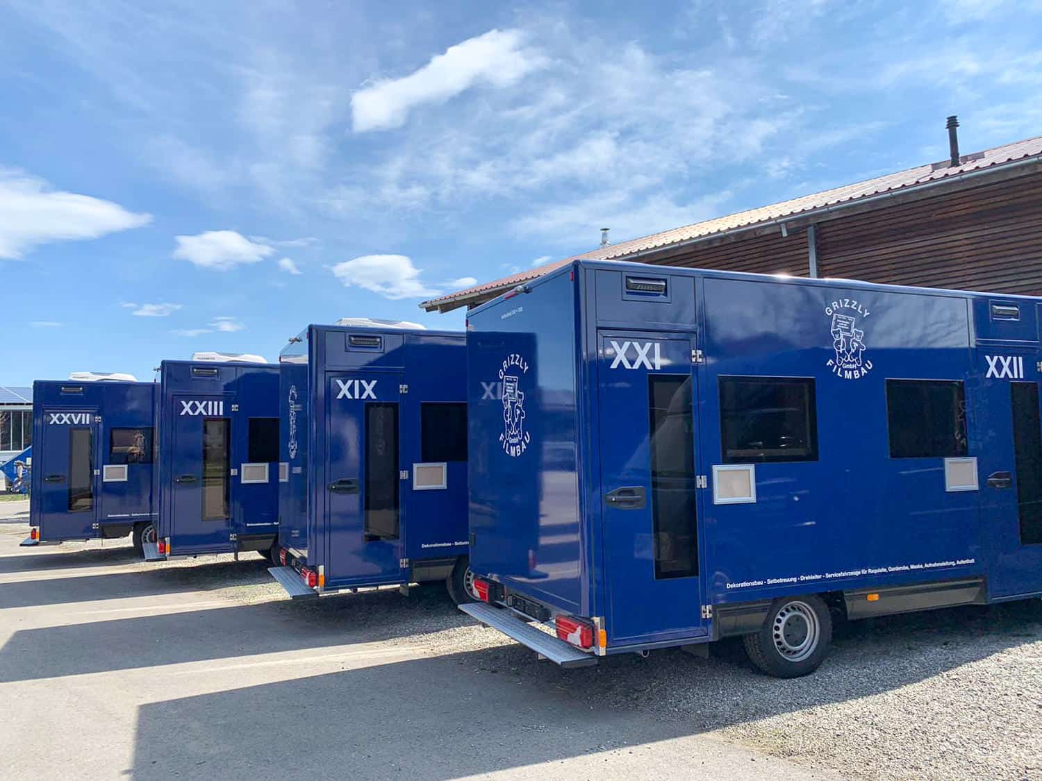 GRIZZLY Filmbau GmbH - Mietfahrzeuge & Kulissenbau für Film & TV. Maskenmobil, Garderobenmobil, SET-AL Aufnahmeleitung, Aufenthaltsmobil, Stromerzeuger, Sprinter für Film und TV Produktionen.