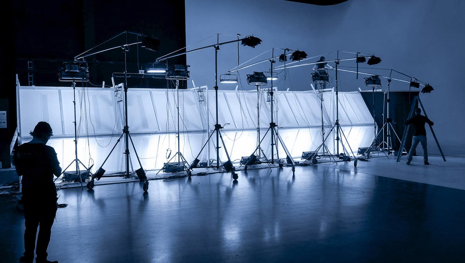 GRIZZLY Filmbau GmbH - Mietfahrzeuge & Kulissenbau für Film & TV. Maskenmobil, Garderobenmobil, SET-AL Aufnahmeleitung, Aufenthaltsmobil, Stromerzeuger, Sprinter für Film und TV Produktionen.