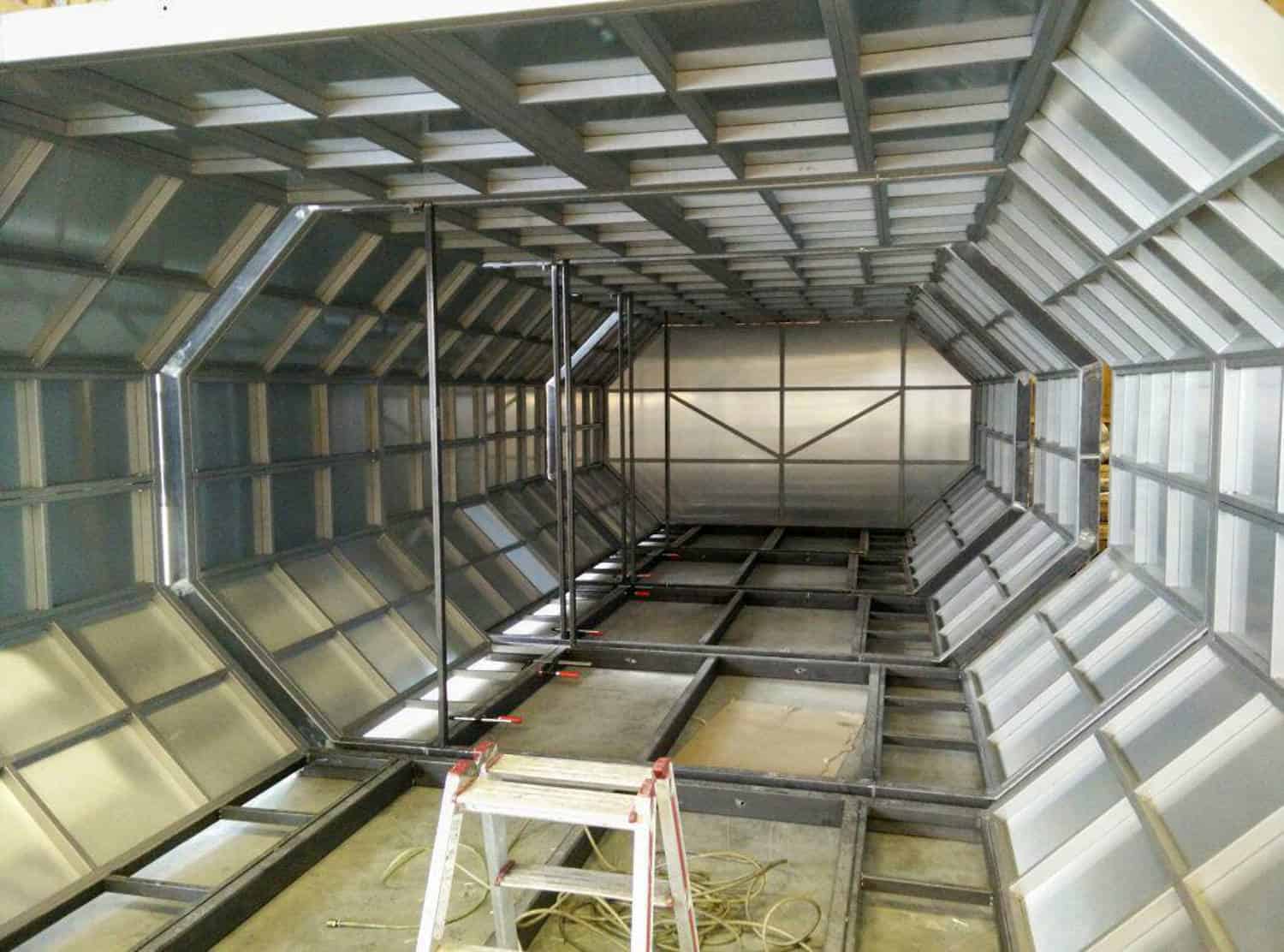 GRIZZLY Filmbau GmbH - Mietfahrzeuge & Kulissenbau für Film & TV. Maskenmobil, Garderobenmobil, SET-AL Aufnahmeleitung, Aufenthaltsmobil, Stromerzeuger, Sprinter für Film und TV Produktionen.