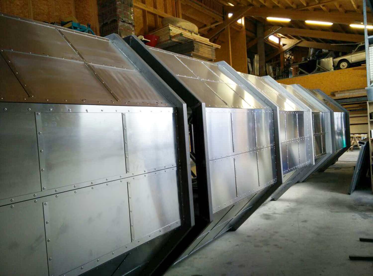 GRIZZLY Filmbau GmbH - Mietfahrzeuge & Kulissenbau für Film & TV. Maskenmobil, Garderobenmobil, SET-AL Aufnahmeleitung, Aufenthaltsmobil, Stromerzeuger, Sprinter für Film und TV Produktionen.