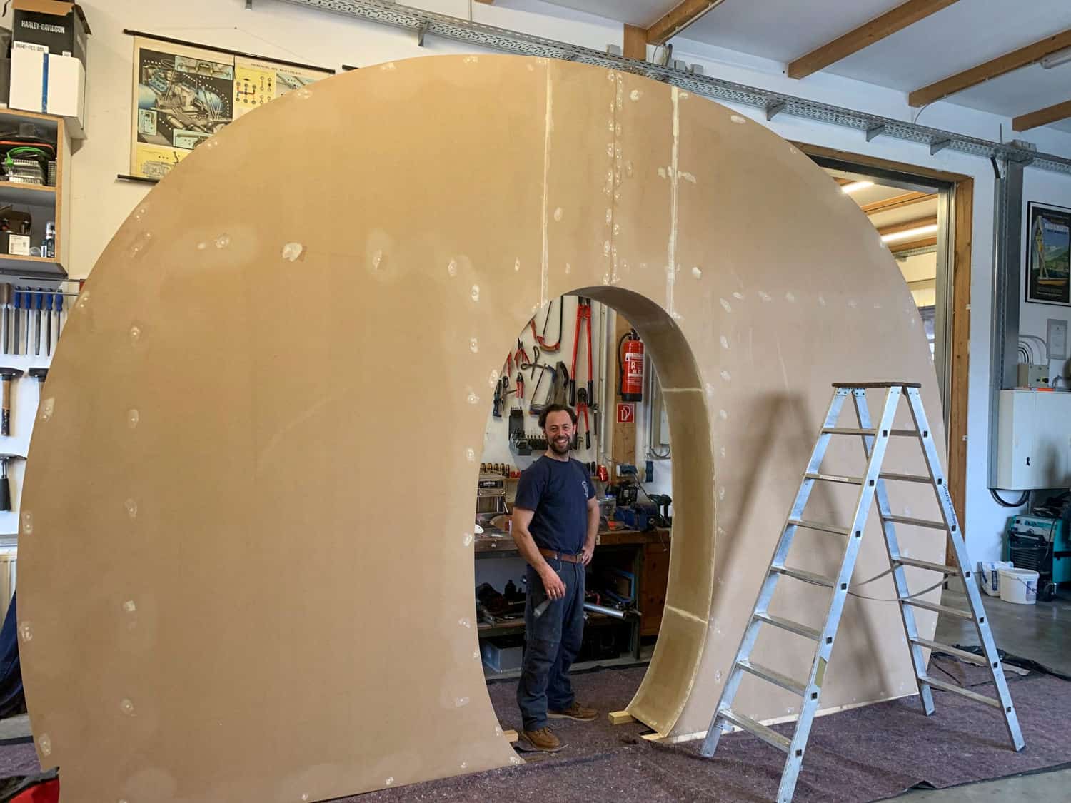 GRIZZLY Filmbau GmbH - Mietfahrzeuge & Kulissenbau für Film & TV. Maskenmobil, Garderobenmobil, SET-AL Aufnahmeleitung, Aufenthaltsmobil, Stromerzeuger, Sprinter für Film und TV Produktionen.