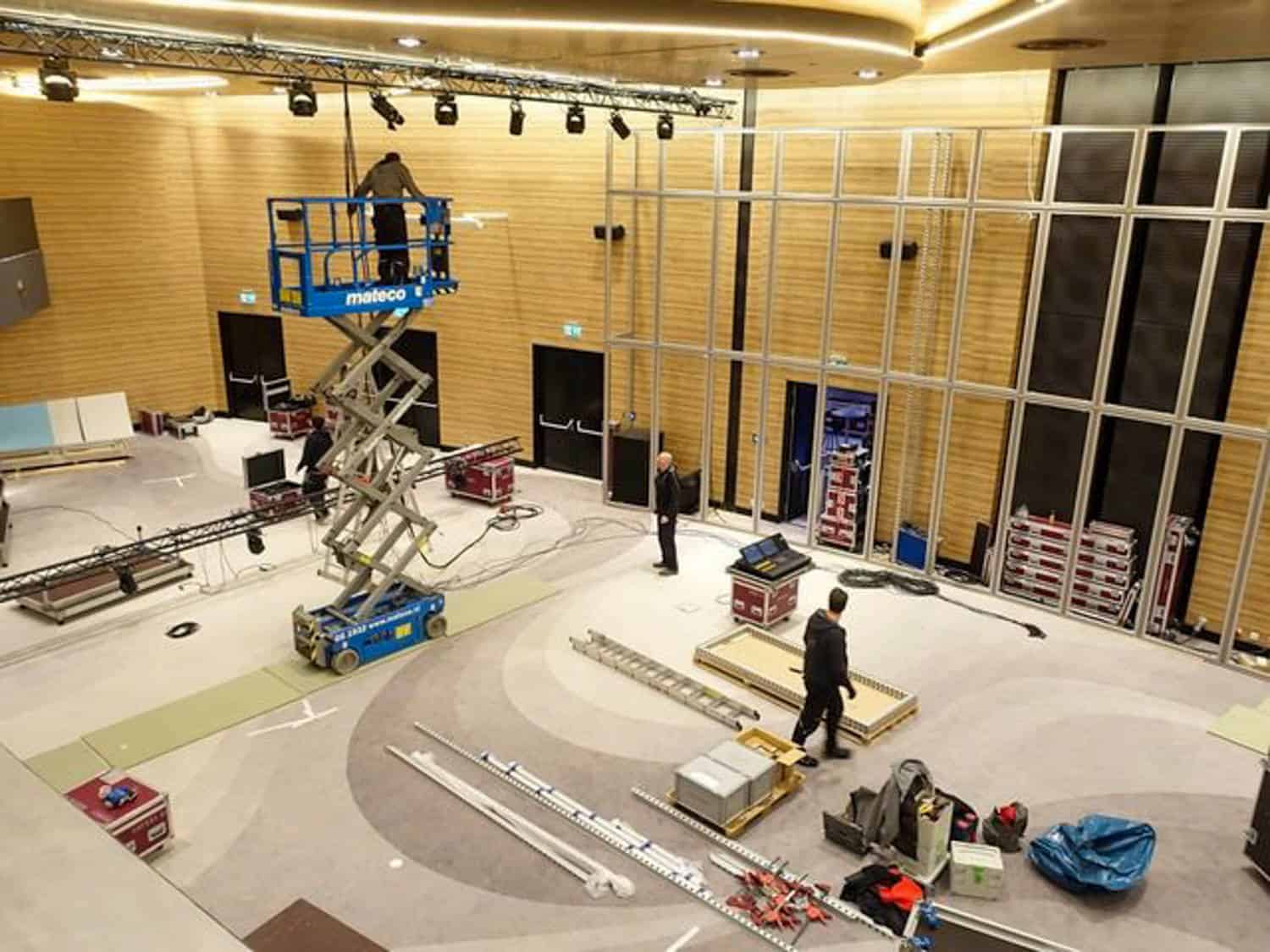 GRIZZLY Filmbau GmbH - Mietfahrzeuge & Kulissenbau für Film & TV. Maskenmobil, Garderobenmobil, SET-AL Aufnahmeleitung, Aufenthaltsmobil, Stromerzeuger, Sprinter für Film und TV Produktionen.