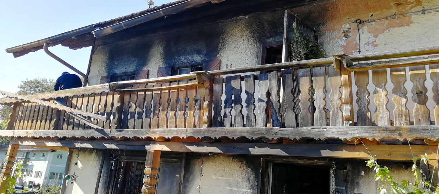 GRIZZLY Filmbau GmbH - Mietfahrzeuge & Kulissenbau für Film & TV. Maskenmobil, Garderobenmobil, SET-AL Aufnahmeleitung, Aufenthaltsmobil, Stromerzeuger, Sprinter für Film und TV Produktionen.