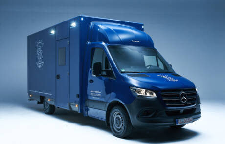 Garderobenmobil mit Waschmaschine und Trockner. GRIZZLY Filmbau GmbH. Die perfekte Ergänzung für Dreharbeiten ist unser Garderobenmobil mit Waschmaschine, Trockner und je ca. 160 l Frisch- und Abwassertank. GRIZZLY Filmbau GmbH Ihr Partner für Mietfahrzeuge, Filmservicefahrzeuge und Kulissenbau.