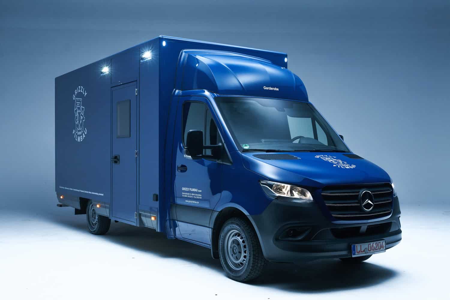 Die perfekte Ergänzung für Dreharbeiten ist unser Garderobenmobil mit Waschmaschine, Trockner und je ca. 160 l Frisch- und Abwassertank. GRIZZLY Filmbau GmbH Ihr Partner für Mietfahrzeuge, Filmservicefahrzeuge und Kulissenbau.