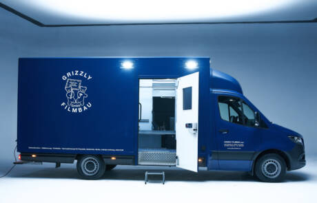 Garderobenmobil mit Waschmaschine und Trockner. GRIZZLY Filmbau GmbH. Die perfekte Ergänzung für Dreharbeiten ist unser Garderobenmobil mit Waschmaschine, Trockner und je ca. 160 l Frisch- und Abwassertank. GRIZZLY Filmbau GmbH Ihr Partner für Mietfahrzeuge, Filmservicefahrzeuge und Kulissenbau.