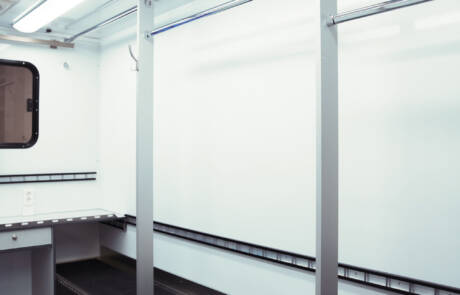 Garderobenmobil mit Waschmaschine und Trockner. GRIZZLY Filmbau GmbH. Die perfekte Ergänzung für Dreharbeiten ist unser Garderobenmobil mit Waschmaschine, Trockner und je ca. 160 l Frisch- und Abwassertank. GRIZZLY Filmbau GmbH Ihr Partner für Mietfahrzeuge, Filmservicefahrzeuge und Kulissenbau.