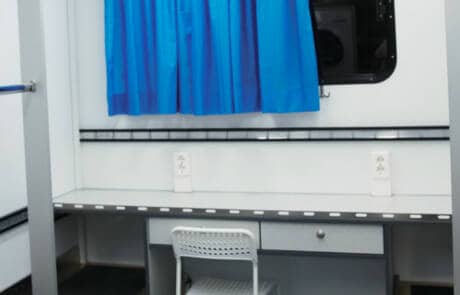 Garderobenmobil mit Waschmaschine und Trockner. GRIZZLY Filmbau GmbH. Die perfekte Ergänzung für Dreharbeiten ist unser Garderobenmobil mit Waschmaschine, Trockner und je ca. 160 l Frisch- und Abwassertank. GRIZZLY Filmbau GmbH Ihr Partner für Mietfahrzeuge, Filmservicefahrzeuge und Kulissenbau.