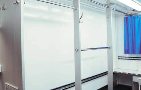 Garderobenmobil mit Waschmaschine und Trockner. GRIZZLY Filmbau GmbH. Die perfekte Ergänzung für Dreharbeiten ist unser Garderobenmobil mit Waschmaschine, Trockner und je ca. 160 l Frisch- und Abwassertank. GRIZZLY Filmbau GmbH Ihr Partner für Mietfahrzeuge, Filmservicefahrzeuge und Kulissenbau.