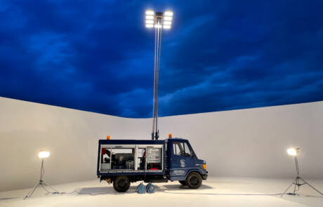 Lichtmastwagen mit 7m, 9 Halogenstrahler mit 1.500 W und Dieselaggregat. GRIZZLY Filmbau GmbH. Unser Lichtmastwagen ist ausgestattet mit einem 7m hohen Lichtmast, mit 9 Halogenstrahlern mit je 1.500 W Leistung und integriertem Dieselaggregat mit 20KW. GRIZZLY Filmbau GmbH Ihr Partner für Mietfahrzeuge, Filmservicefahrzeuge und Kulissenbau.