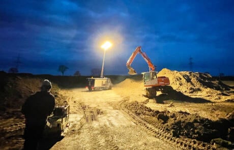 Lichtmastwagen mit 7m, 9 Halogenstrahler mit 1.500 W und Dieselaggregat. GRIZZLY Filmbau GmbH. Unser Lichtmastwagen ist ausgestattet mit einem 7m hohen Lichtmast, mit 9 Halogenstrahlern mit je 1.500 W Leistung und integriertem Dieselaggregat mit 20KW. GRIZZLY Filmbau GmbH Ihr Partner für Mietfahrzeuge, Filmservicefahrzeuge und Kulissenbau.