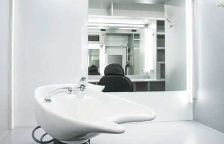 Maskenmobil mit 2 Schminkplätzen und Waschbecken. GRIZZLY Filmbau GmbH. Unser hochwertiges Maskenmobil mit isoliertem Integralkoffer, zwei Arbeitsplätzen, Standheizung und Klimaanlage ist stets ein treuer Begleiter für kleine Drehs und große Produktionen. GRIZZLY Filmbau GmbH Ihr Partner für Mietfahrzeuge, Filmservicefahrzeuge und Kulissenbau.