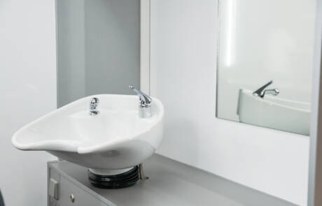 Maskenmobil mit 2 Schminkplätzen und Waschbecken. GRIZZLY Filmbau GmbH. Unser hochwertiges Maskenmobil mit isoliertem Integralkoffer, zwei Arbeitsplätzen, Standheizung und Klimaanlage ist stets ein treuer Begleiter für kleine Drehs und große Produktionen. GRIZZLY Filmbau GmbH Ihr Partner für Mietfahrzeuge, Filmservicefahrzeuge und Kulissenbau.