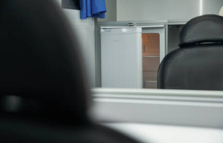 Maskenmobil mit 2 Schminkplätzen und Waschbecken. GRIZZLY Filmbau GmbH. Unser hochwertiges Maskenmobil mit isoliertem Integralkoffer, zwei Arbeitsplätzen, Standheizung und Klimaanlage ist stets ein treuer Begleiter für kleine Drehs und große Produktionen. GRIZZLY Filmbau GmbH Ihr Partner für Mietfahrzeuge, Filmservicefahrzeuge und Kulissenbau.