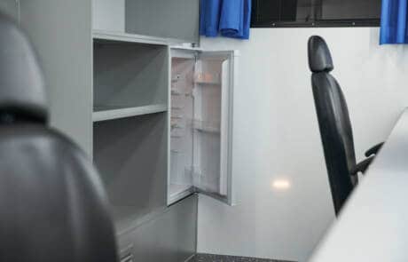 Maskenmobil mit 2 Schminkplätzen und Waschbecken. GRIZZLY Filmbau GmbH. Unser hochwertiges Maskenmobil mit isoliertem Integralkoffer, zwei Arbeitsplätzen, Standheizung und Klimaanlage ist stets ein treuer Begleiter für kleine Drehs und große Produktionen. GRIZZLY Filmbau GmbH Ihr Partner für Mietfahrzeuge, Filmservicefahrzeuge und Kulissenbau.