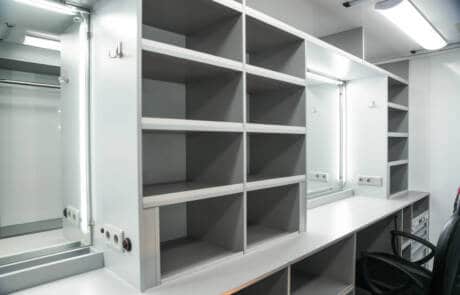 Maskenmobil mit 2 Schminkplätzen und Waschbecken. GRIZZLY Filmbau GmbH. Unser hochwertiges Maskenmobil mit isoliertem Integralkoffer, zwei Arbeitsplätzen, Standheizung und Klimaanlage ist stets ein treuer Begleiter für kleine Drehs und große Produktionen. GRIZZLY Filmbau GmbH Ihr Partner für Mietfahrzeuge, Filmservicefahrzeuge und Kulissenbau.