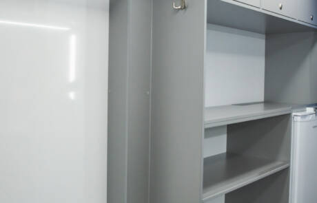 Maskenmobil mit 2 Schminkplätzen und Waschbecken. GRIZZLY Filmbau GmbH. Unser hochwertiges Maskenmobil mit isoliertem Integralkoffer, zwei Arbeitsplätzen, Standheizung und Klimaanlage ist stets ein treuer Begleiter für kleine Drehs und große Produktionen. GRIZZLY Filmbau GmbH Ihr Partner für Mietfahrzeuge, Filmservicefahrzeuge und Kulissenbau.