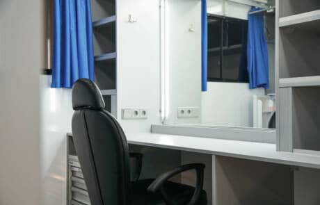 Maskenmobil mit 2 Schminkplätzen und Waschbecken. GRIZZLY Filmbau GmbH. Unser hochwertiges Maskenmobil mit isoliertem Integralkoffer, zwei Arbeitsplätzen, Standheizung und Klimaanlage ist stets ein treuer Begleiter für kleine Drehs und große Produktionen. GRIZZLY Filmbau GmbH Ihr Partner für Mietfahrzeuge, Filmservicefahrzeuge und Kulissenbau.