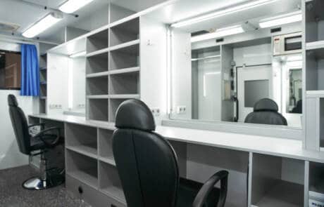 Maskenmobil mit 2 Schminkplätzen und Waschbecken. GRIZZLY Filmbau GmbH. Unser hochwertiges Maskenmobil mit isoliertem Integralkoffer, zwei Arbeitsplätzen, Standheizung und Klimaanlage ist stets ein treuer Begleiter für kleine Drehs und große Produktionen. GRIZZLY Filmbau GmbH Ihr Partner für Mietfahrzeuge, Filmservicefahrzeuge und Kulissenbau.