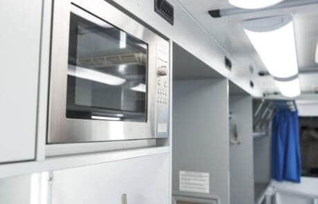 Maskenmobil mit 2 Schminkplätzen und Waschbecken. GRIZZLY Filmbau GmbH. Unser hochwertiges Maskenmobil mit isoliertem Integralkoffer, zwei Arbeitsplätzen, Standheizung und Klimaanlage ist stets ein treuer Begleiter für kleine Drehs und große Produktionen. GRIZZLY Filmbau GmbH Ihr Partner für Mietfahrzeuge, Filmservicefahrzeuge und Kulissenbau.