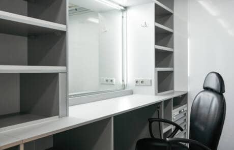 Maskenmobil mit 2 Schminkplätzen und Waschbecken. GRIZZLY Filmbau GmbH. Unser hochwertiges Maskenmobil mit isoliertem Integralkoffer, zwei Arbeitsplätzen, Standheizung und Klimaanlage ist stets ein treuer Begleiter für kleine Drehs und große Produktionen. GRIZZLY Filmbau GmbH Ihr Partner für Mietfahrzeuge, Filmservicefahrzeuge und Kulissenbau.