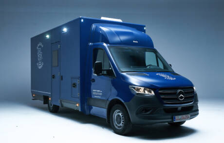 Maskenmobil mit 2 Schminkplätzen und Waschbecken. GRIZZLY Filmbau GmbH. Unser hochwertiges Maskenmobil mit isoliertem Integralkoffer, zwei Arbeitsplätzen, Standheizung und Klimaanlage ist stets ein treuer Begleiter für kleine Drehs und große Produktionen. GRIZZLY Filmbau GmbH Ihr Partner für Mietfahrzeuge, Filmservicefahrzeuge und Kulissenbau.