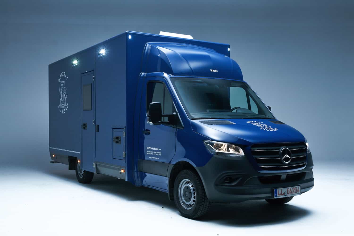 Unser hochwertiges Maskenmobil mit isoliertem Integralkoffer, zwei Arbeitsplätzen, Standheizung und Klimaanlage ist stets ein treuer Begleiter für kleine Drehs und große Produktionen. GRIZZLY Filmbau GmbH Ihr Partner für Mietfahrzeuge, Filmservicefahrzeuge und Kulissenbau.