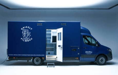 Maskenmobil mit 2 Schminkplätzen und Waschbecken. GRIZZLY Filmbau GmbH. Unser hochwertiges Maskenmobil mit isoliertem Integralkoffer, zwei Arbeitsplätzen, Standheizung und Klimaanlage ist stets ein treuer Begleiter für kleine Drehs und große Produktionen. GRIZZLY Filmbau GmbH Ihr Partner für Mietfahrzeuge, Filmservicefahrzeuge und Kulissenbau.
