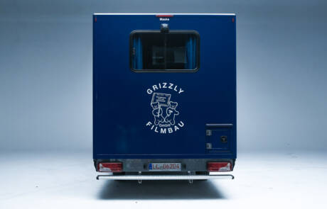 Maskenmobil mit 2 Schminkplätzen und Waschbecken. GRIZZLY Filmbau GmbH. Unser hochwertiges Maskenmobil mit isoliertem Integralkoffer, zwei Arbeitsplätzen, Standheizung und Klimaanlage ist stets ein treuer Begleiter für kleine Drehs und große Produktionen. GRIZZLY Filmbau GmbH Ihr Partner für Mietfahrzeuge, Filmservicefahrzeuge und Kulissenbau.