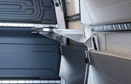 Unser Requisitenmobil verfügt über ein variables Regalsystem mit Halterungen für eine sichere Unterbringung des Filmequipments und einer Stromeinspeisung von 230V. GRIZZLY Filmbau GmbH Ihr Partner für Mietfahrzeuge, Filmservicefahrzeuge und Kulissenbau.