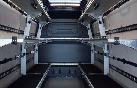 Unser Requisitenmobil verfügt über ein variables Regalsystem mit Halterungen für eine sichere Unterbringung des Filmequipments und einer Stromeinspeisung von 230V. GRIZZLY Filmbau GmbH Ihr Partner für Mietfahrzeuge, Filmservicefahrzeuge und Kulissenbau.