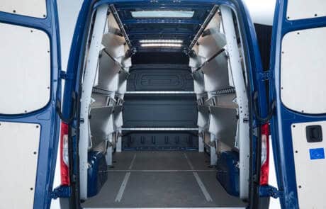 Unser Requisitenmobil verfügt über ein variables Regalsystem mit Halterungen für eine sichere Unterbringung des Filmequipments und einer Stromeinspeisung von 230V. GRIZZLY Filmbau GmbH Ihr Partner für Mietfahrzeuge, Filmservicefahrzeuge und Kulissenbau.