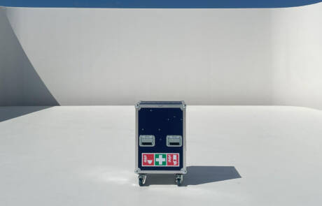 Rescue Case mit Kohlendioxid- & Wasser- Löschmitteleinheiten, Erst-Hilfe-Ausstattung, Löschdecke. GRIZZLY Filmbau GmbH. Vorbereitet für den Ernstfall mit unserem Rescue Case, mit Kohlendioxid- & Wasser- Löschmitteleinheiten, Erst-Hilfe-Ausstattung, Löschdecke. GRIZZLY Filmbau GmbH Ihr Partner für Mietfahrzeuge, Filmservicefahrzeuge und Kulissenbau.