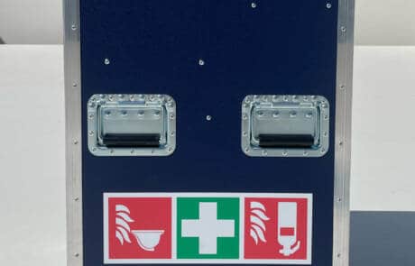 Rescue Case mit Kohlendioxid- & Wasser- Löschmitteleinheiten, Erst-Hilfe-Ausstattung, Löschdecke. GRIZZLY Filmbau GmbH. Vorbereitet für den Ernstfall mit unserem Rescue Case, mit Kohlendioxid- & Wasser- Löschmitteleinheiten, Erst-Hilfe-Ausstattung, Löschdecke. GRIZZLY Filmbau GmbH Ihr Partner für Mietfahrzeuge, Filmservicefahrzeuge und Kulissenbau.