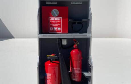 Rescue Case mit Kohlendioxid- & Wasser- Löschmitteleinheiten, Erst-Hilfe-Ausstattung, Löschdecke. GRIZZLY Filmbau GmbH. Vorbereitet für den Ernstfall mit unserem Rescue Case, mit Kohlendioxid- & Wasser- Löschmitteleinheiten, Erst-Hilfe-Ausstattung, Löschdecke. GRIZZLY Filmbau GmbH Ihr Partner für Mietfahrzeuge, Filmservicefahrzeuge und Kulissenbau.