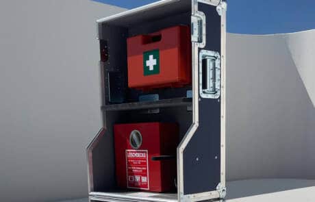 Rescue Case mit Kohlendioxid- & Wasser- Löschmitteleinheiten, Erst-Hilfe-Ausstattung, Löschdecke. GRIZZLY Filmbau GmbH. Vorbereitet für den Ernstfall mit unserem Rescue Case, mit Kohlendioxid- & Wasser- Löschmitteleinheiten, Erst-Hilfe-Ausstattung, Löschdecke. GRIZZLY Filmbau GmbH Ihr Partner für Mietfahrzeuge, Filmservicefahrzeuge und Kulissenbau.