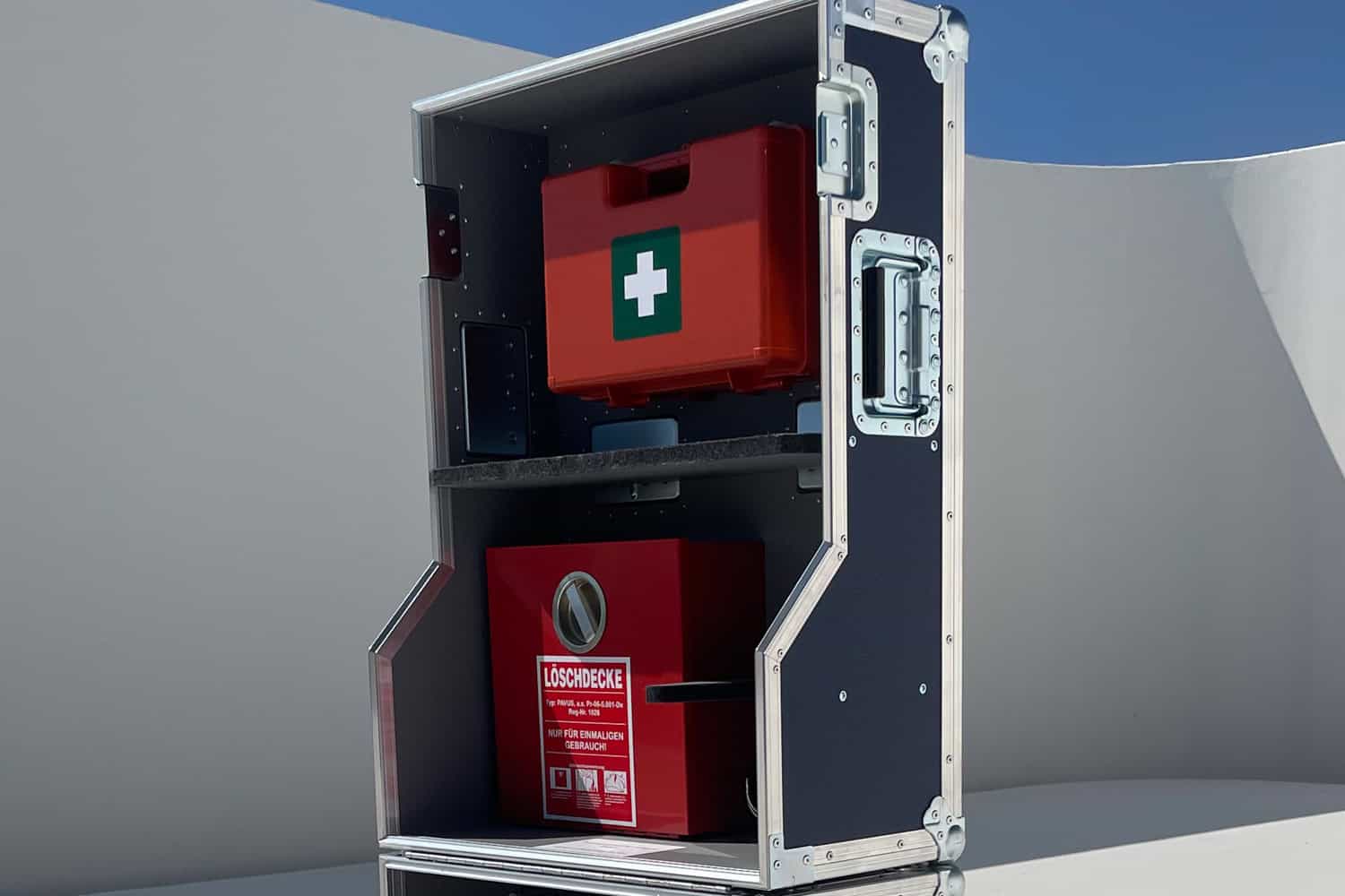 Vorbereitet für den Ernstfall mit unserem Rescue Case, mit Kohlendioxid- & Wasser- Löschmitteleinheiten, Erst-Hilfe-Ausstattung, Löschdecke. GRIZZLY Filmbau GmbH Ihr Partner für Mietfahrzeuge, Filmservicefahrzeuge und Kulissenbau.