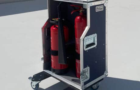 Rescue Case mit Kohlendioxid- & Wasser- Löschmitteleinheiten, Erst-Hilfe-Ausstattung, Löschdecke. GRIZZLY Filmbau GmbH. Vorbereitet für den Ernstfall mit unserem Rescue Case, mit Kohlendioxid- & Wasser- Löschmitteleinheiten, Erst-Hilfe-Ausstattung, Löschdecke. GRIZZLY Filmbau GmbH Ihr Partner für Mietfahrzeuge, Filmservicefahrzeuge und Kulissenbau.