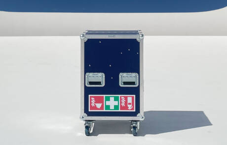 Rescue Case mit Kohlendioxid- & Wasser- Löschmitteleinheiten, Erst-Hilfe-Ausstattung, Löschdecke. GRIZZLY Filmbau GmbH. Vorbereitet für den Ernstfall mit unserem Rescue Case, mit Kohlendioxid- & Wasser- Löschmitteleinheiten, Erst-Hilfe-Ausstattung, Löschdecke. GRIZZLY Filmbau GmbH Ihr Partner für Mietfahrzeuge, Filmservicefahrzeuge und Kulissenbau.