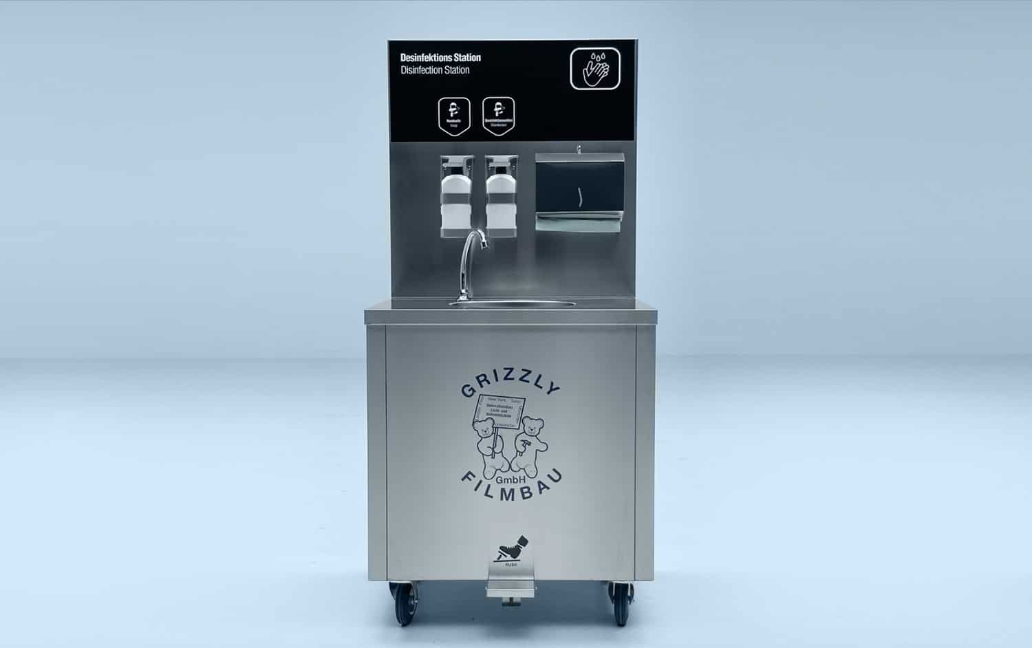 Viele Menschen, viele Kontakte und viel Aktion am Set, ein mobiles Hygiene-Handwaschbecken ist dabei unverzichtbar, ausgestattet mit Knieschalter oder Fußpumpe. GRIZZLY Filmbau GmbH Ihr Partner für Mietfahrzeuge, Filmservicefahrzeuge und Kulissenbau.