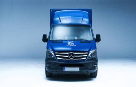 Doppel Aufenthaltsmobil mit 2 Einzelkabinen. GRIZZLY Filmbau GmbH. Aufenthaltsmobil mit 2 Einzelkabinen, inkl. Schlafsofas, Schreibtisch, TVs, sowie Standheizung & Klimaanlage sorgt für genügend Komfort am Drehort. GRIZZLY Filmbau GmbH Ihr Partner für Mietfahrzeuge, Filmservicefahrzeuge und Kulissenbau.