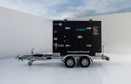 Stromaggregat 48KW Stage V mit Sprinter und Regaleinbauten. GRIZZLY Filmbau GmbH. Unser Stromaggregat 48KW Stage V hat die Anschlüsse: 1 x 63A, 1 x 32A, 1 x 16A, 1 x Schuko, mit Tankvolumen: 185l, Verbrauch 50% Leistung -6l/h, wird ebenfalls mit Sprinter mit Regaleinbauten geliefert. GRIZZLY Filmbau GmbH Ihr Partner für Mietfahrzeuge, Filmservicefahrzeuge und Kulissenbau.
