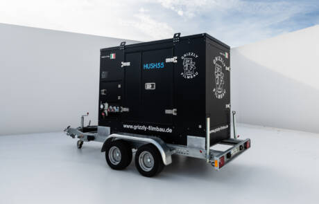 Stromaggregat 48KW Stage V mit Sprinter und Regaleinbauten. GRIZZLY Filmbau GmbH.