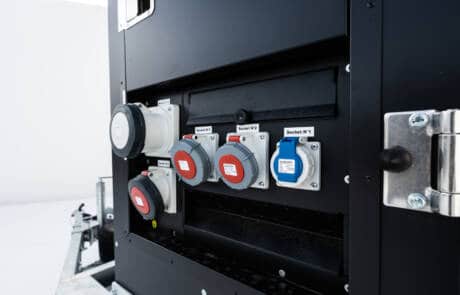 Stromaggregat 48KW Stage V mit Sprinter und Regaleinbauten. GRIZZLY Filmbau GmbH. Unser Stromaggregat 48KW Stage V hat die Anschlüsse: 1 x 63A, 1 x 32A, 1 x 16A, 1 x Schuko, mit Tankvolumen: 185l, Verbrauch 50% Leistung -6l/h, wird ebenfalls mit Sprinter mit Regaleinbauten geliefert. GRIZZLY Filmbau GmbH Ihr Partner für Mietfahrzeuge, Filmservicefahrzeuge und Kulissenbau.