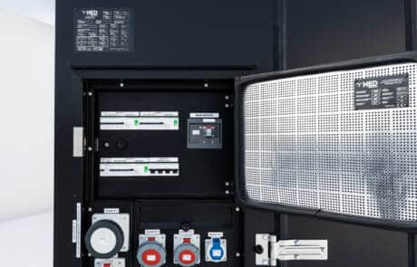 Stromaggregat 48KW Stage V mit Sprinter und Regaleinbauten. GRIZZLY Filmbau GmbH. Unser Stromaggregat 48KW Stage V hat die Anschlüsse: 1 x 63A, 1 x 32A, 1 x 16A, 1 x Schuko, mit Tankvolumen: 185l, Verbrauch 50% Leistung -6l/h, wird ebenfalls mit Sprinter mit Regaleinbauten geliefert. GRIZZLY Filmbau GmbH Ihr Partner für Mietfahrzeuge, Filmservicefahrzeuge und Kulissenbau.