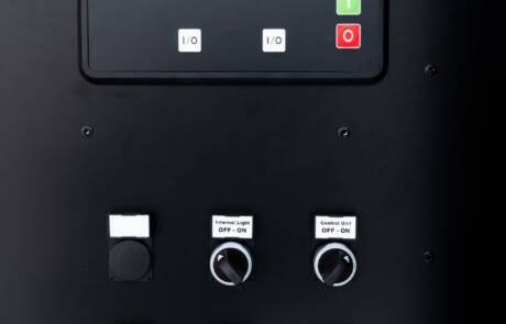 Stromaggregat 48KW Stage V mit Sprinter und Regaleinbauten. GRIZZLY Filmbau GmbH. Unser Stromaggregat 48KW Stage V hat die Anschlüsse: 1 x 63A, 1 x 32A, 1 x 16A, 1 x Schuko, mit Tankvolumen: 185l, Verbrauch 50% Leistung -6l/h, wird ebenfalls mit Sprinter mit Regaleinbauten geliefert. GRIZZLY Filmbau GmbH Ihr Partner für Mietfahrzeuge, Filmservicefahrzeuge und Kulissenbau.